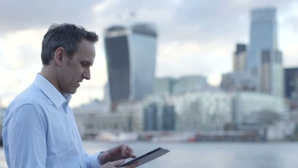 Zakenman gebruikt zijn digitale tablet — Stockvideo