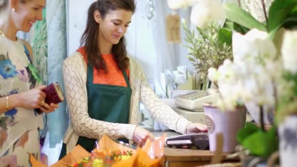 Floristería joven vendiendo un ramo de flores — Vídeos de Stock