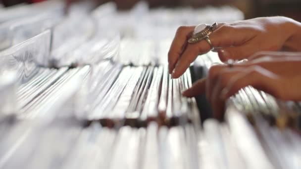Vrouw vingers flicking vintage records — Stockvideo