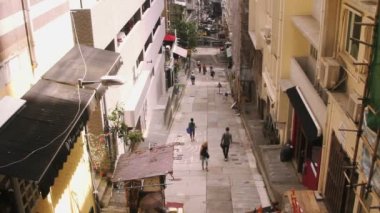 Eğimli yolda yürürken insanlar