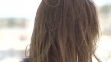 Boş ifade ile güzel kadın