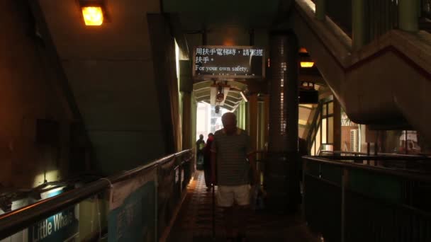 Dojazdy do pracy, idąc przez metra — Wideo stockowe