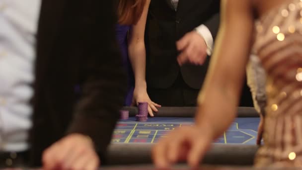 Les joueurs jouant dans le Casino — Video