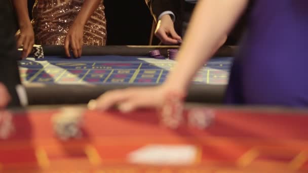 Jugadores apostando en el Casino — Vídeo de stock