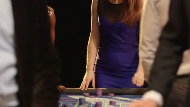 Игроки азартные игры в казино — стоковое видео