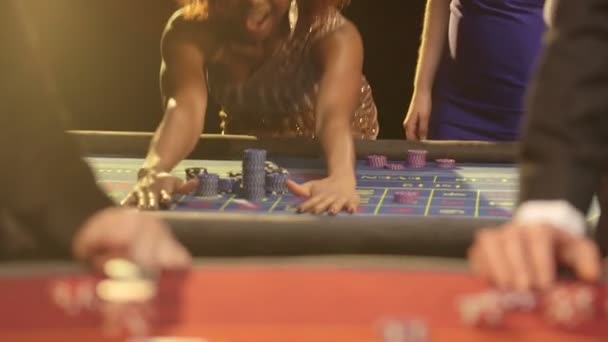 Jogadores Jogos de azar no Casino — Vídeo de Stock