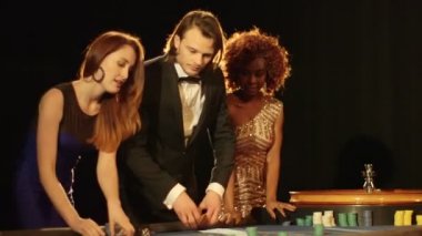 Adam ve kadın hevesle onların kazanmak kutluyor 