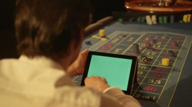 Bir genç adam onun dijital Tablet kullanır