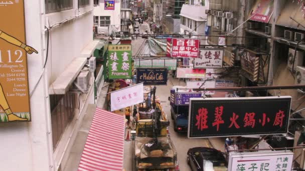 Uitzicht over stad met banners en teken planken — Stockvideo