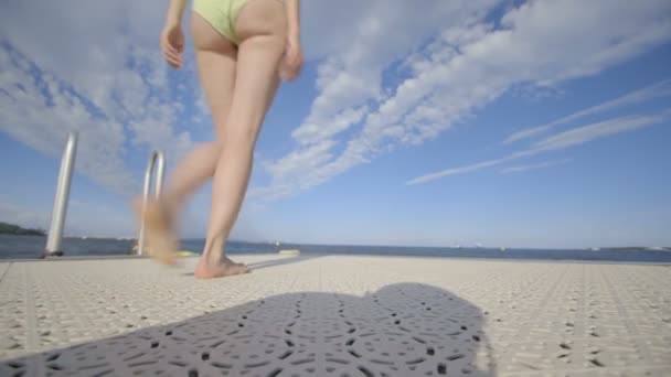 Femme sur le pont avec les bras tendus — Video