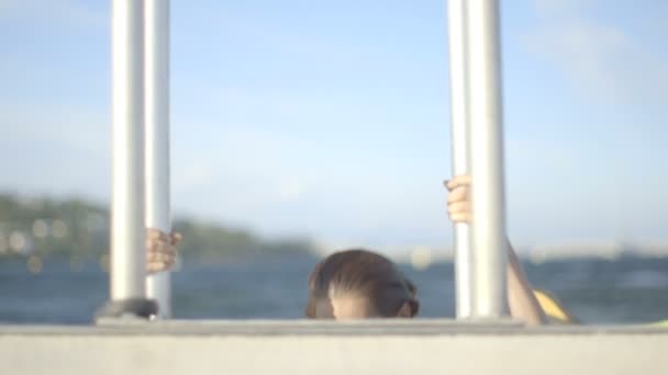 Frau steigt aus dem Wasser — Stockvideo