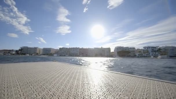 Vacker kvinna hoppar från däck in havet — Stockvideo