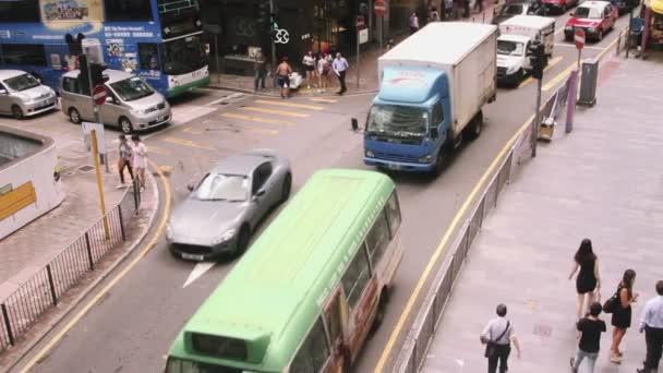 People walking on pavement and vehicles moving — Stock Video