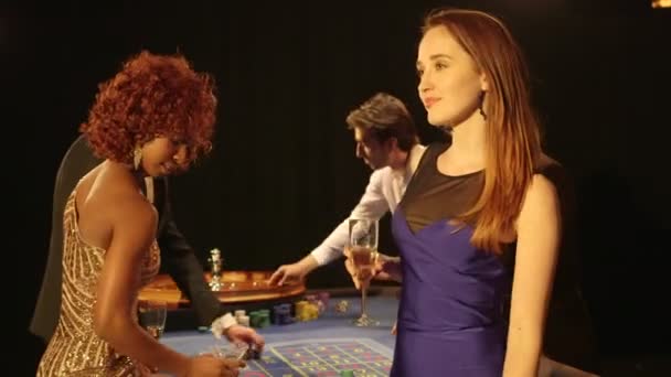 Παίκτες τυχερών παιχνιδιών του καζίνο — Αρχείο Βίντεο