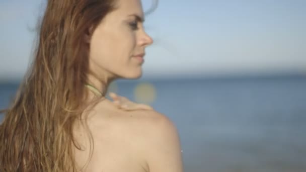 Hermosa mujer aplicando crema solar — Vídeos de Stock