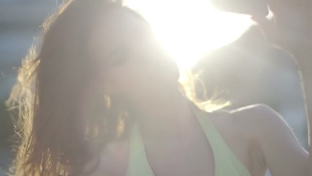 Kobieta nosi bikini i biorąc selfie — Wideo stockowe