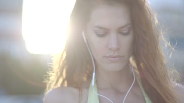 Hermosa mujer escuchando música — Vídeo de stock