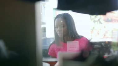 Kadın eş giyim mağazası penceresine