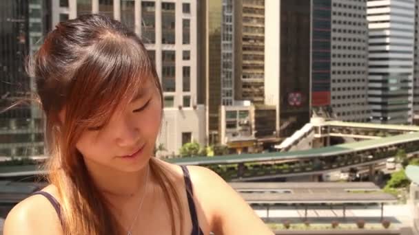 셀카를 복용하는 젊은 여자 — 비디오
