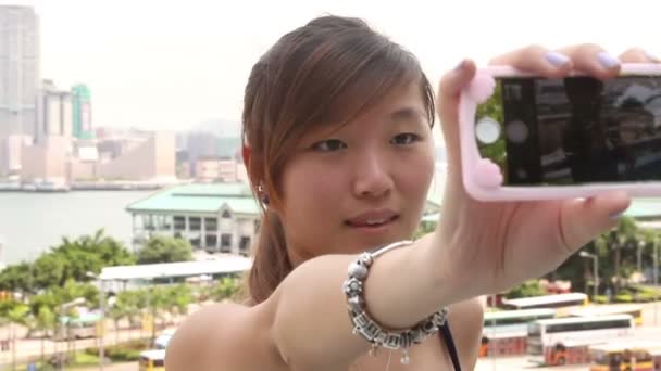 Jeune femme prenant selfie — Video