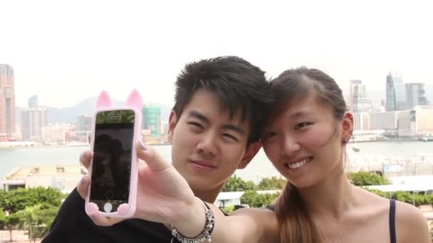 Jovem e mulher tomando selfie — Vídeo de Stock