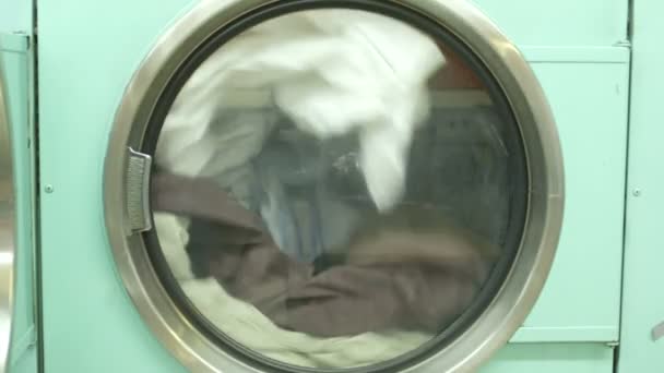 En tvättmaskin snurrar Tvättservice — Stockvideo