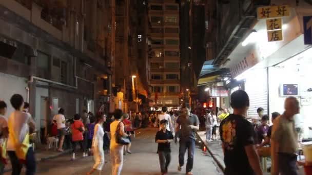 Piétons marchant sur Lan Kwai Fong — Video