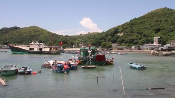 Вид на рыбацкую деревню с лодками — стоковое видео