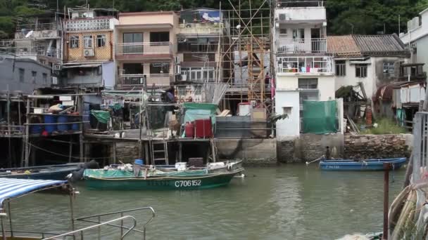 Rifugio sospeso nel villaggio di pescatori con motoscafo — Video Stock