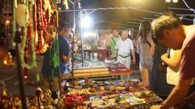İnsanlar Temple Caddesi'nde alışveriş