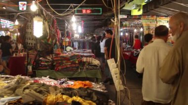 Olgun kadın sokak pazarında alışveriş