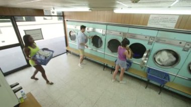 Üç genç yetişkin kendi Çamaşırhane yapıyor