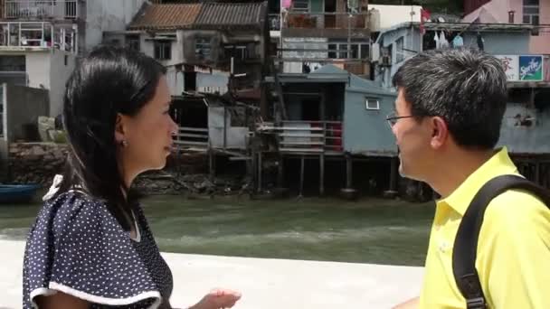 Maduro pareja hablando mientras tourboat pasando — Vídeos de Stock