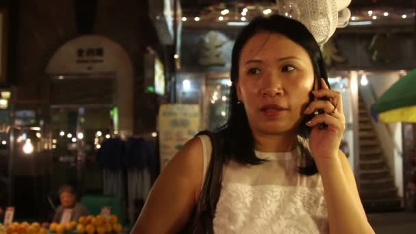 Madura mujer hablando en el teléfono móvil — Vídeos de Stock