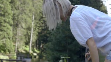 Bir çitin üzerinden tırmanma arkadaşlar