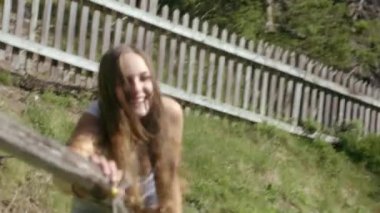 Su ile oynayan arkadaşlar