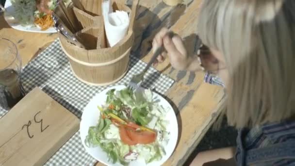 Amigos comiendo una comida — Vídeo de stock