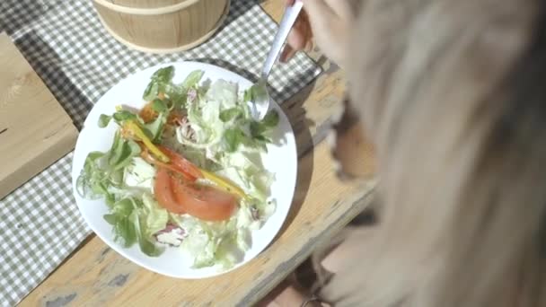 Mujer comiendo una comida — Vídeos de Stock