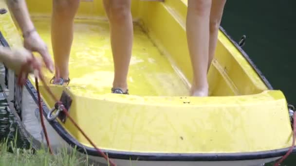 Des amis s'entraident sur un bateau — Video