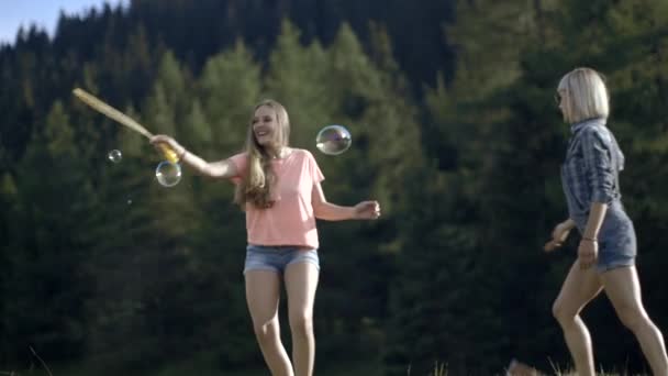 Amigos brincando com bolhas de sabão — Vídeo de Stock