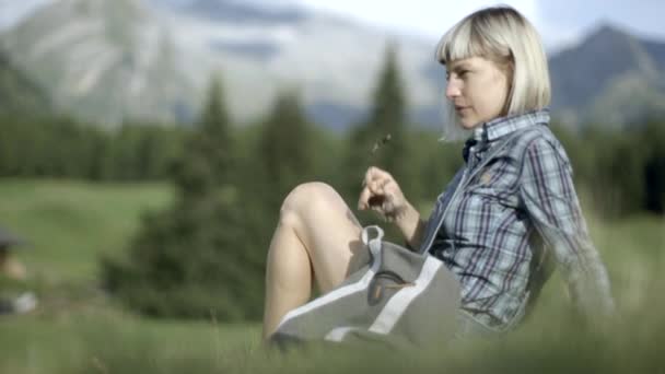 Feminino olhando para a vista no campo — Vídeo de Stock