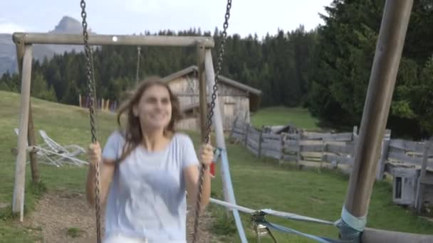 Mujer joven en swing — Vídeo de stock