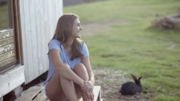 Женщина расслабляется с кроликом — стоковое видео
