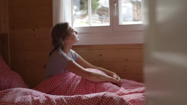 Mujer mirando por la ventana — Vídeo de stock