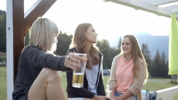 Женщины пьют пиво — стоковое видео