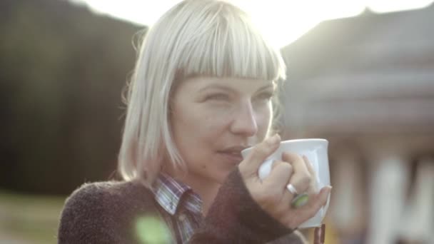 Γυναίκα πίνει ένα φλιτζάνι τσάι. — Αρχείο Βίντεο
