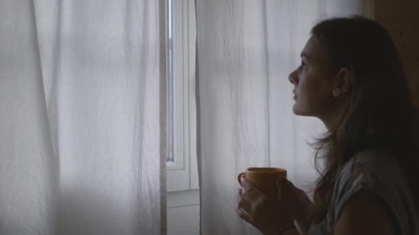 Mujer abriendo cortinas — Vídeo de stock
