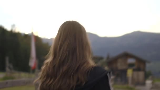 Mujer llegando al chalet — Vídeos de Stock