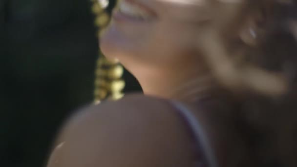 Жінка на гойдалках у сільській місцевості — стокове відео
