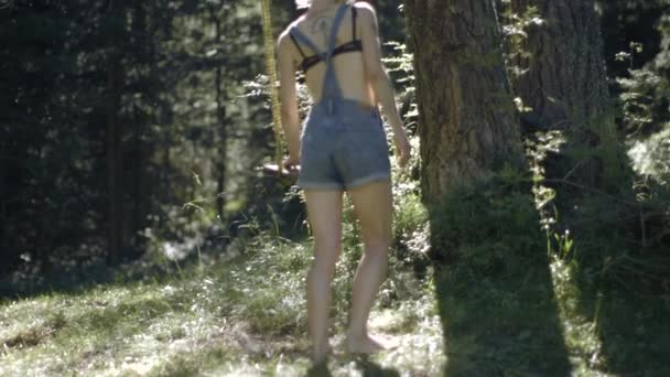 Žena na houpačce v krajině — Stock video